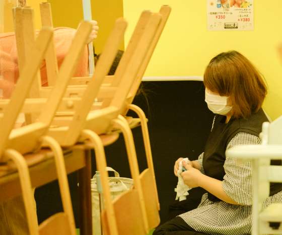 カフェでの配膳・仕込み作業の風景